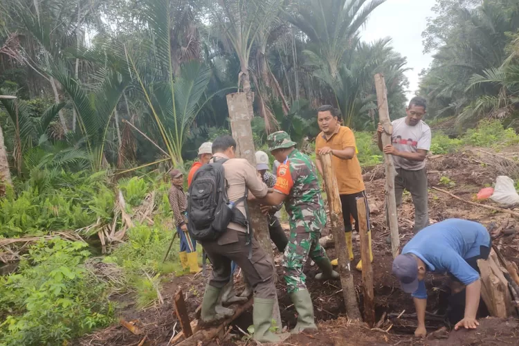 Cooling System Sinergitas TNI Polri, Perbaiki Tanggul Rusak